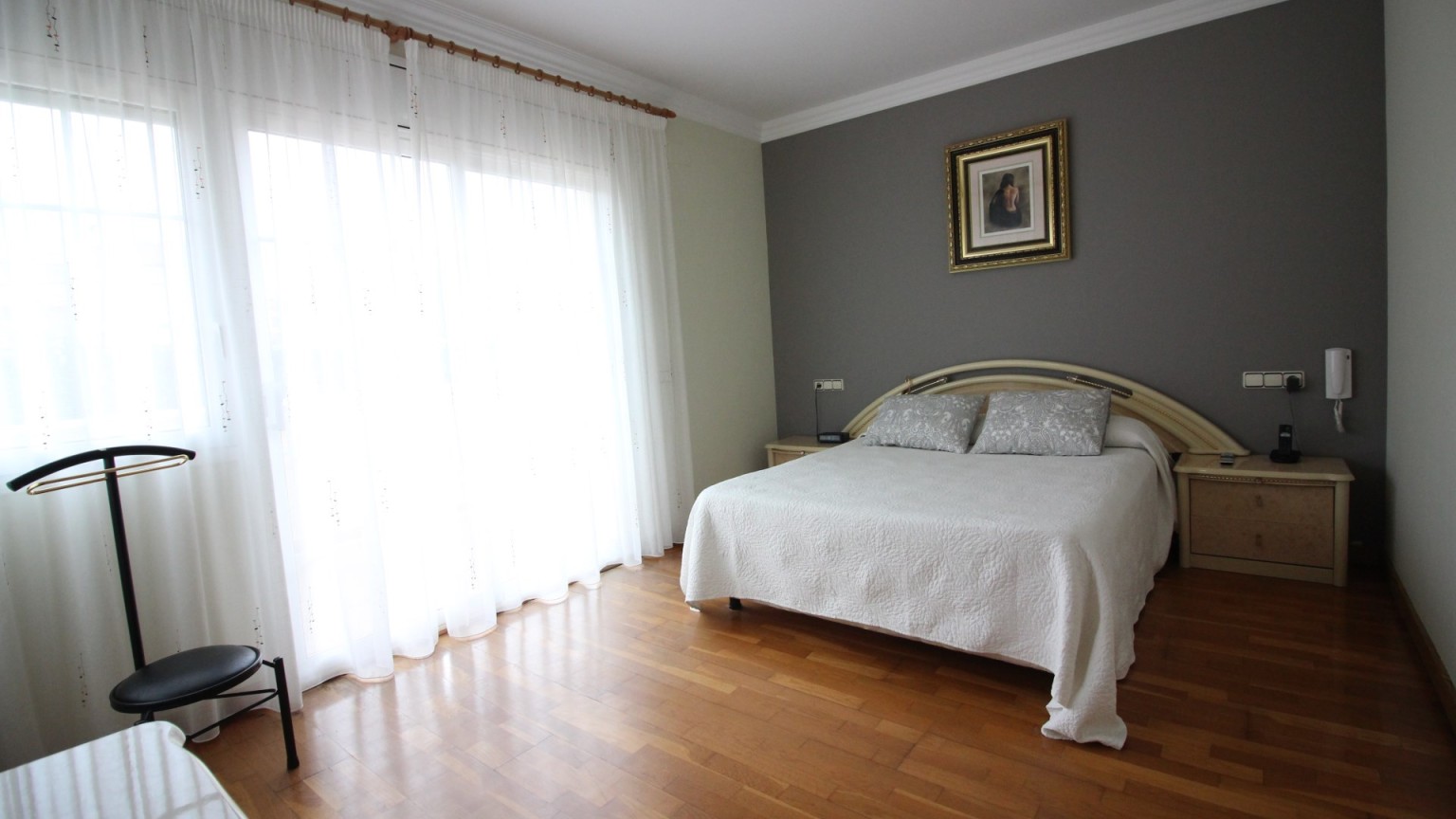 Casa en venta de tres plantas, con jardin y piscina, en la urbanización Mas Matas, en Roses.