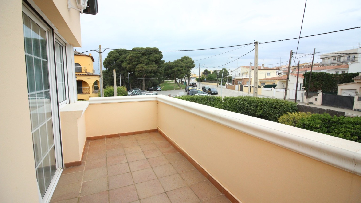 Casa en venta de tres plantas, con jardin y piscina, en la urbanización Mas Matas, en Roses.