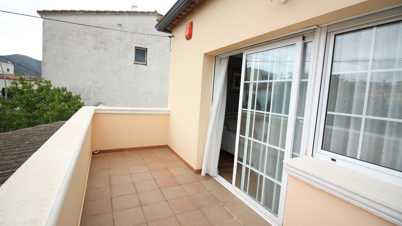 Casa en venta de tres plantas, con jardin y piscina, en la urbanización Mas Matas, en Roses.