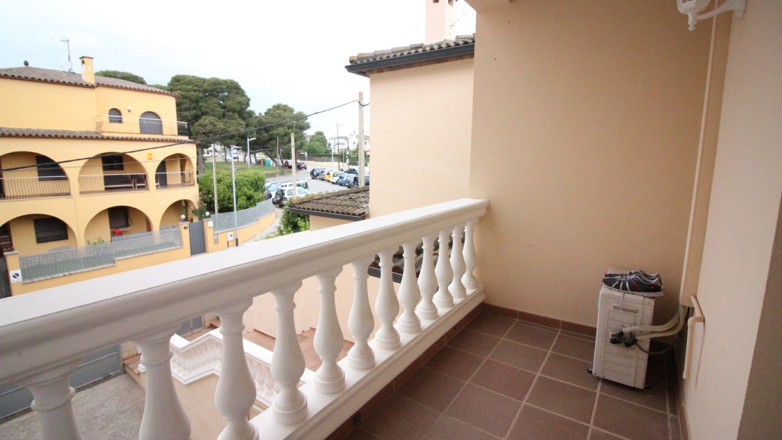 For sale 3-storey house in Mas Mates (Roses). It has 5 bedrooms and 3 bathrooms. Whith swimming pool, garden in the front and back, an orchard and a very large garage.