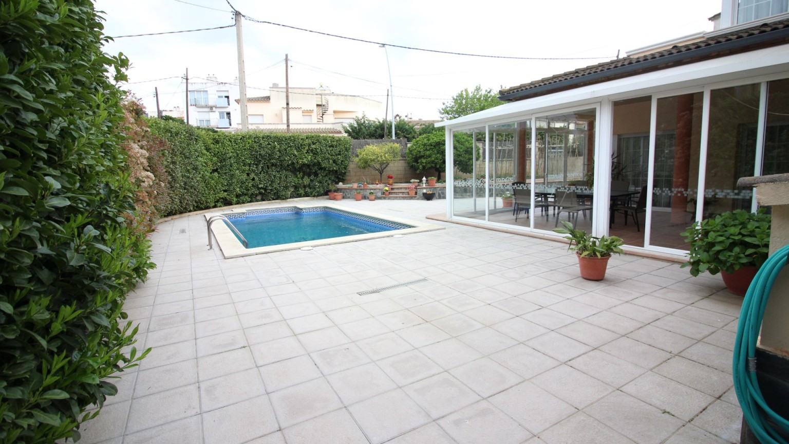 Casa en venta de tres plantas, con jardin y piscina, en la urbanización Mas Matas, en Roses.