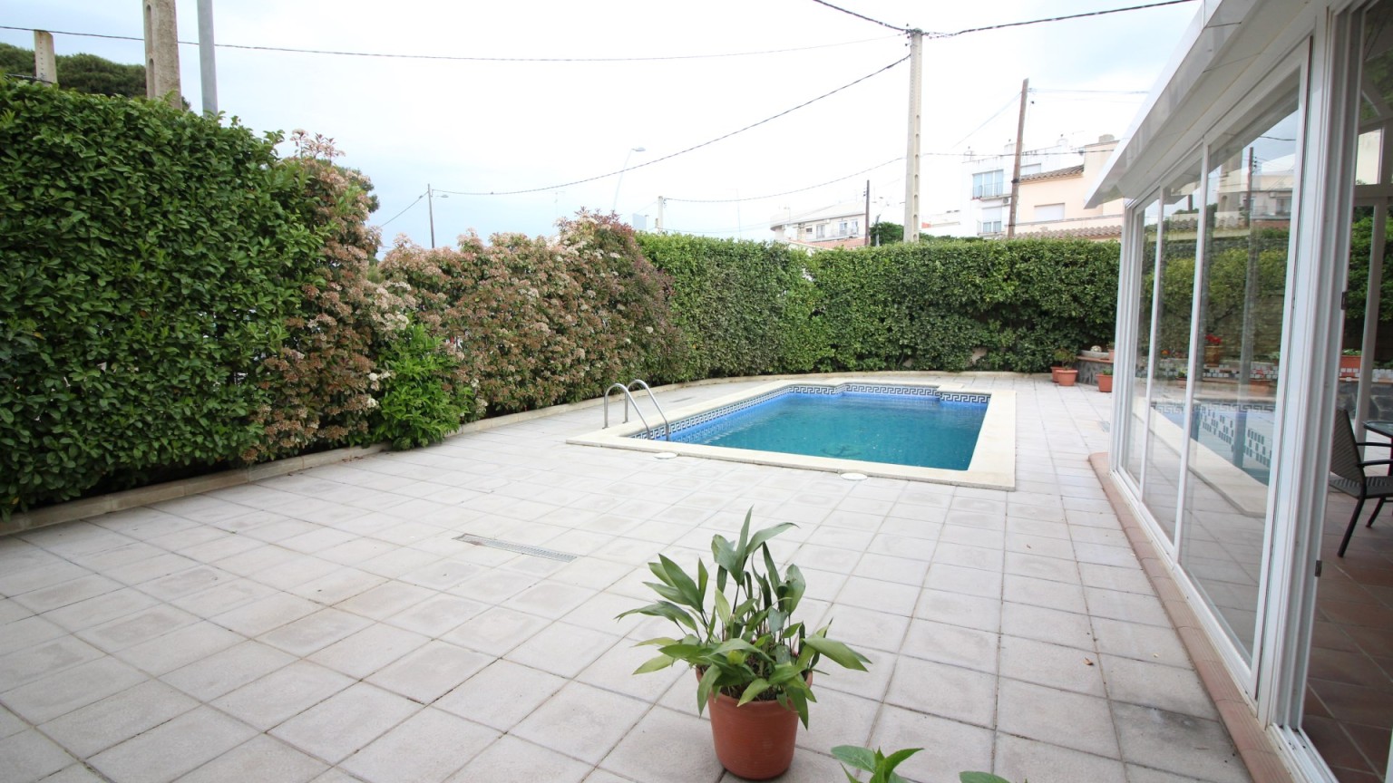 Casa en venta de tres plantas, con jardin y piscina, en la urbanización Mas Matas, en Roses.
