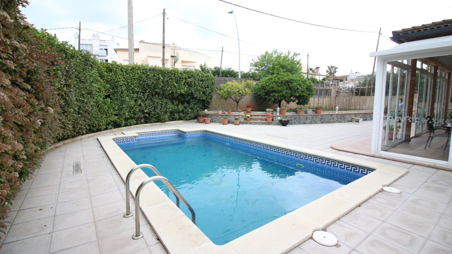 Casa en venta de tres plantas, con jardin y piscina, en la urbanización Mas Matas, en Roses.