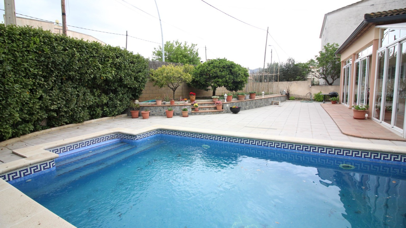 A vendre maison de 3 étages à Mas Mates (Roses). Composée de 5 chambres et 3 salles de bains. Avec piscine privé, un jardin à l’avant et à l’arrière, un verger et un garage très grand.