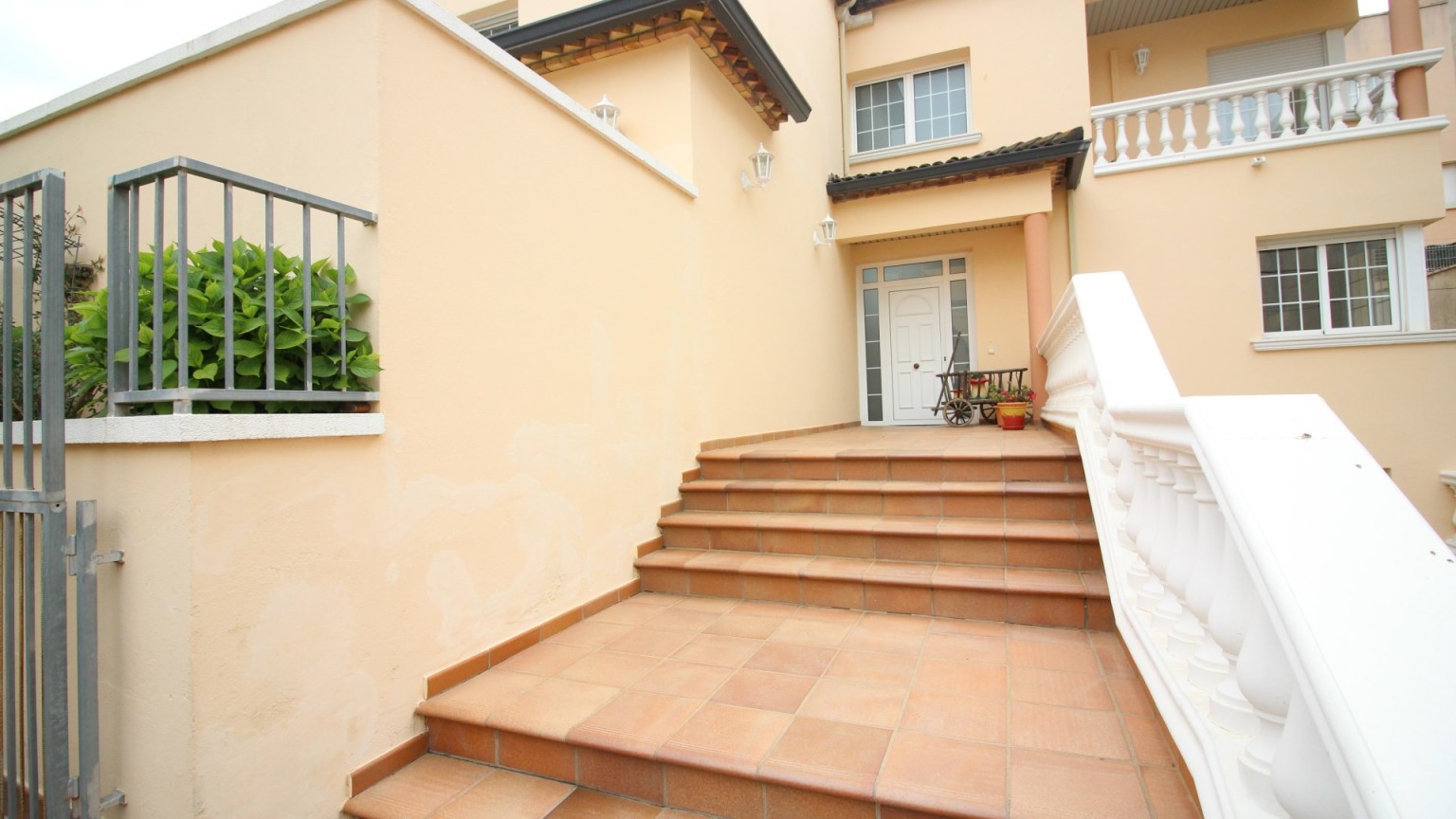Casa en venta de tres plantas, con jardin y piscina, en la urbanización Mas Matas, en Roses.