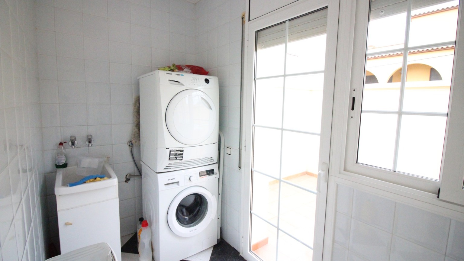 Casa en venta de tres plantas, con jardin y piscina, en la urbanización Mas Matas, en Roses.
