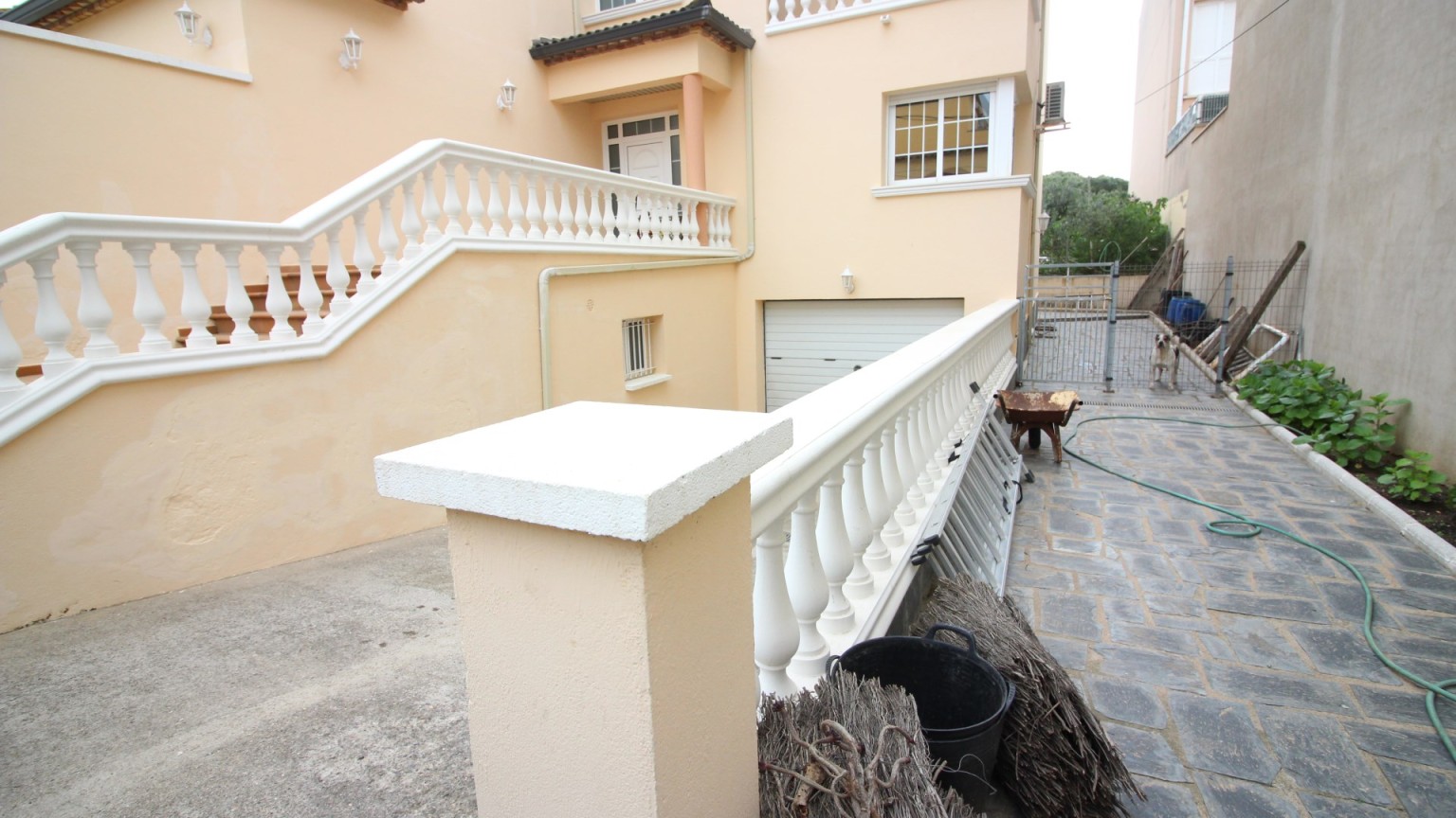 Casa en venta de tres plantas, con jardin y piscina, en la urbanización Mas Matas, en Roses.