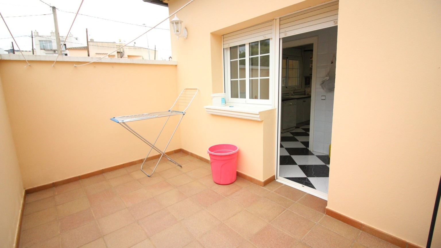 Casa en venta de tres plantas, con jardin y piscina, en la urbanización Mas Matas, en Roses.