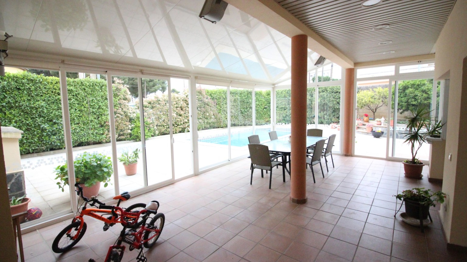 A vendre maison de 3 étages à Mas Mates (Roses). Composée de 5 chambres et 3 salles de bains. Avec piscine privé, un jardin à l’avant et à l’arrière, un verger et un garage très grand.