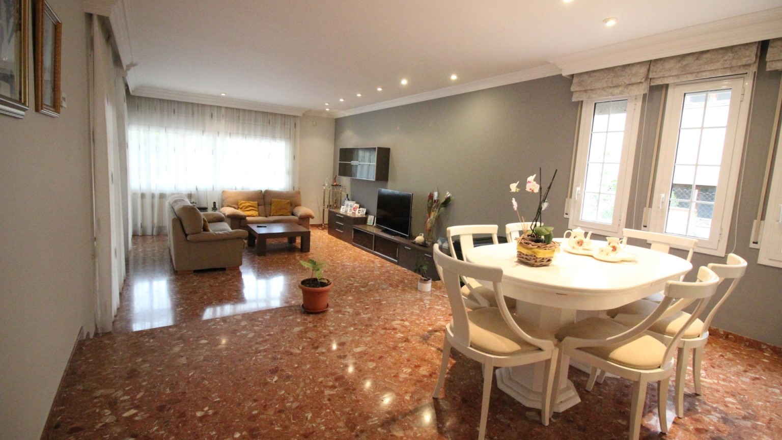 Casa en venta de tres plantas, con jardin y piscina, en la urbanización Mas Matas, en Roses.