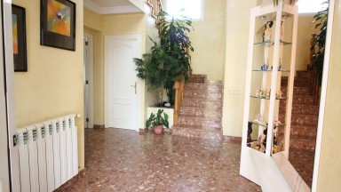 Casa en venta de tres plantas, con jardin y piscina, en la urbanización Mas Matas, en Roses.