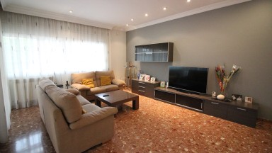 Casa en venta de tres plantas, con jardin y piscina, en la urbanización Mas Matas, en Roses.