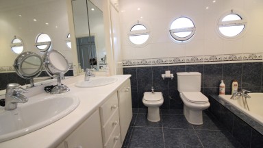Casa en venta de tres plantas, con jardin y piscina, en la urbanización Mas Matas, en Roses.