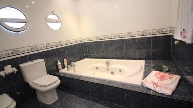 Casa en venta de tres plantas, con jardin y piscina, en la urbanización Mas Matas, en Roses.