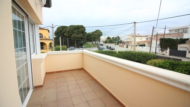 For sale 3-storey house in Mas Mates (Roses). It has 5 bedrooms and 3 bathrooms. Whith swimming pool, garden in the front and back, an orchard and a very large garage.