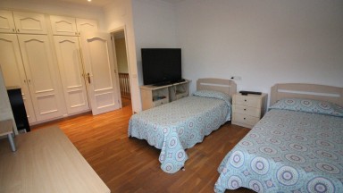 Casa en venta de tres plantas, con jardin y piscina, en la urbanización Mas Matas, en Roses.