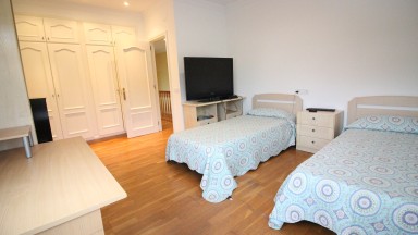 Casa en venta de tres plantas, con jardin y piscina, en la urbanización Mas Matas, en Roses.