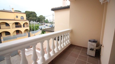 For sale 3-storey house in Mas Mates (Roses). It has 5 bedrooms and 3 bathrooms. Whith swimming pool, garden in the front and back, an orchard and a very large garage.