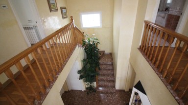 Casa en venta de tres plantas, con jardin y piscina, en la urbanización Mas Matas, en Roses.