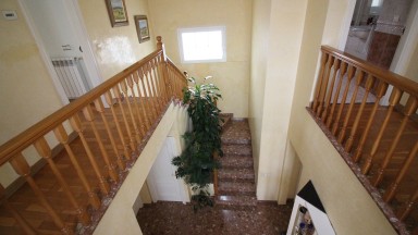 For sale 3-storey house in Mas Mates (Roses). It has 5 bedrooms and 3 bathrooms. Whith swimming pool, garden in the front and back, an orchard and a very large garage.