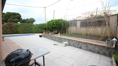For sale 3-storey house in Mas Mates (Roses). It has 5 bedrooms and 3 bathrooms. Whith swimming pool, garden in the front and back, an orchard and a very large garage.