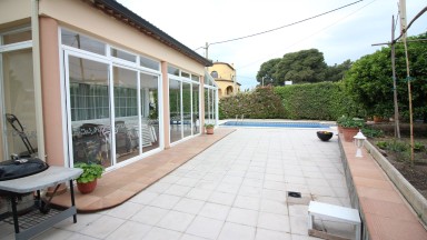 En venta casa de 3 plantas en Mas Mates (Roses). Consta de 5 habitaciones y 3 baños. Con piscina privada, y jardín alrededor,  un huerto y un garaje muy grande.