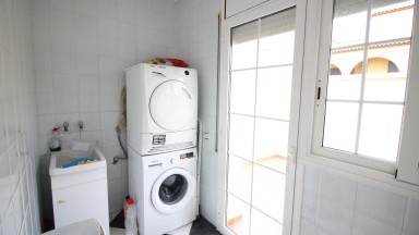 Casa en venta de tres plantas, con jardin y piscina, en la urbanización Mas Matas, en Roses.