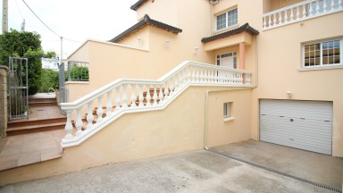 For sale 3-storey house in Mas Mates (Roses). It has 5 bedrooms and 3 bathrooms. Whith swimming pool, garden in the front and back, an orchard and a very large garage.
