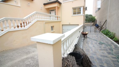 Casa en venta de tres plantas, con jardin y piscina, en la urbanización Mas Matas, en Roses.