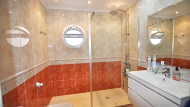 Casa en venta de tres plantas, con jardin y piscina, en la urbanización Mas Matas, en Roses.