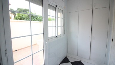 For sale 3-storey house in Mas Mates (Roses). It has 5 bedrooms and 3 bathrooms. Whith swimming pool, garden in the front and back, an orchard and a very large garage.