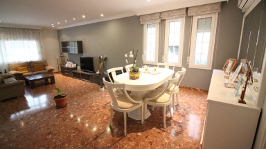 Casa en venta de tres plantas, con jardin y piscina, en la urbanización Mas Matas, en Roses.