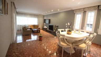 Casa en venta de tres plantas, con jardin y piscina, en la urbanización Mas Matas, en Roses.