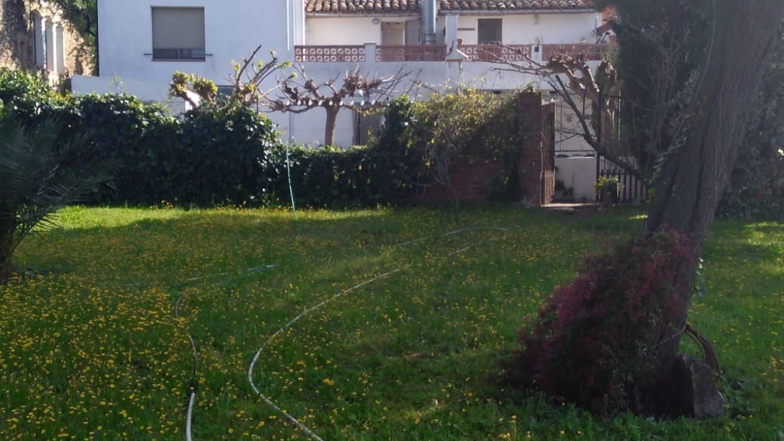 En venda casa aïllada amb jardí, composta de tres habitatges.