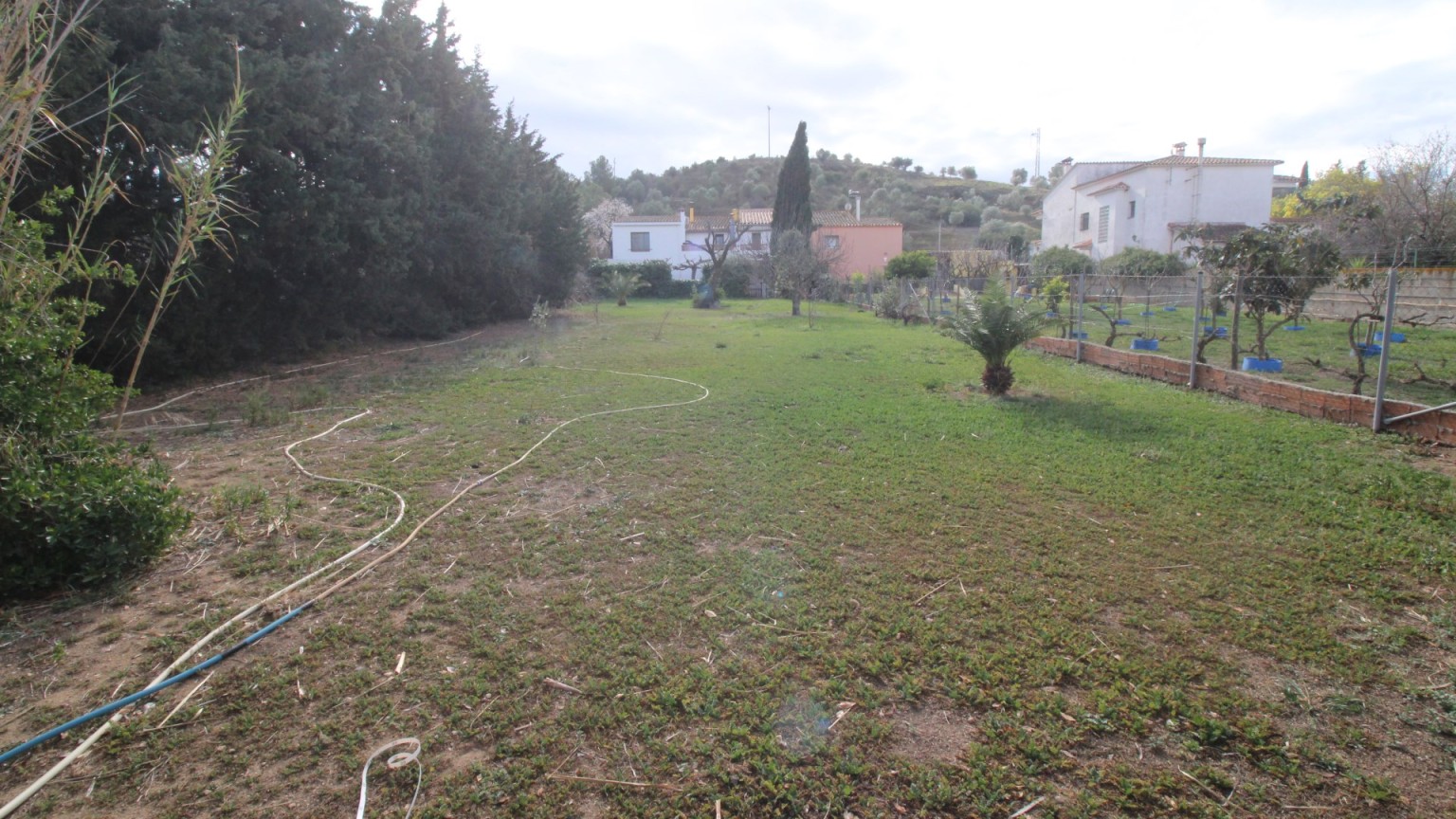 En venda casa aïllada amb jardí, composta de tres habitatges.