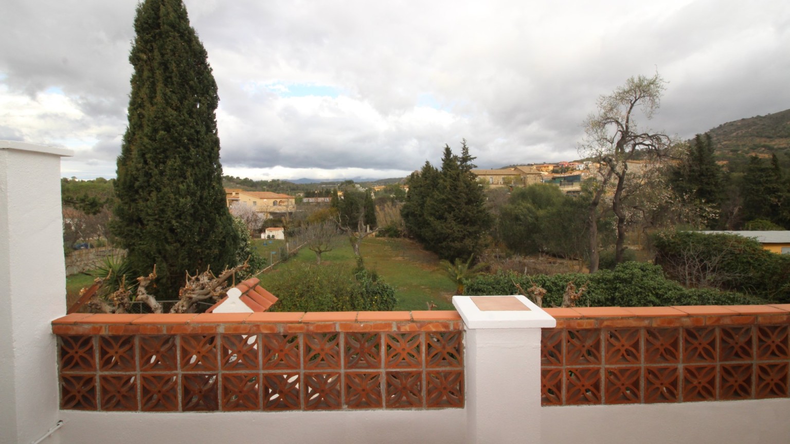 A vendre maison individuelle avec jardin, composée de trois maisons.