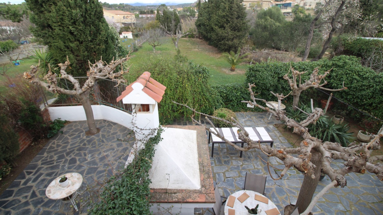 A vendre maison individuelle avec jardin, composée de trois maisons.