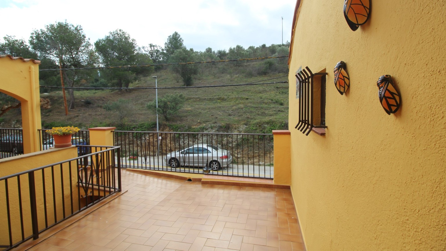 En venda casa aïllada amb jardí, composta de tres habitatges.