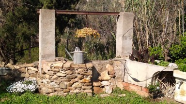 En venda casa aïllada amb jardí, composta de tres habitatges.