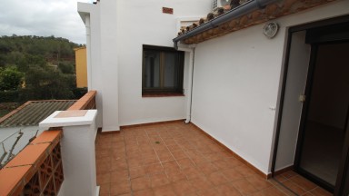 En venta casa aislada con jardin, compuesta de tres viviendas.