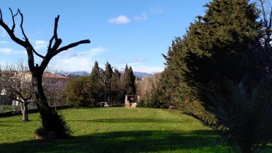 A vendre maison individuelle avec jardin, composée de trois maisons.