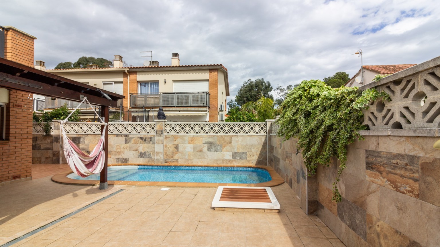 House for sale,  in Mas Matas, with three bedrooms, garage and private pool.