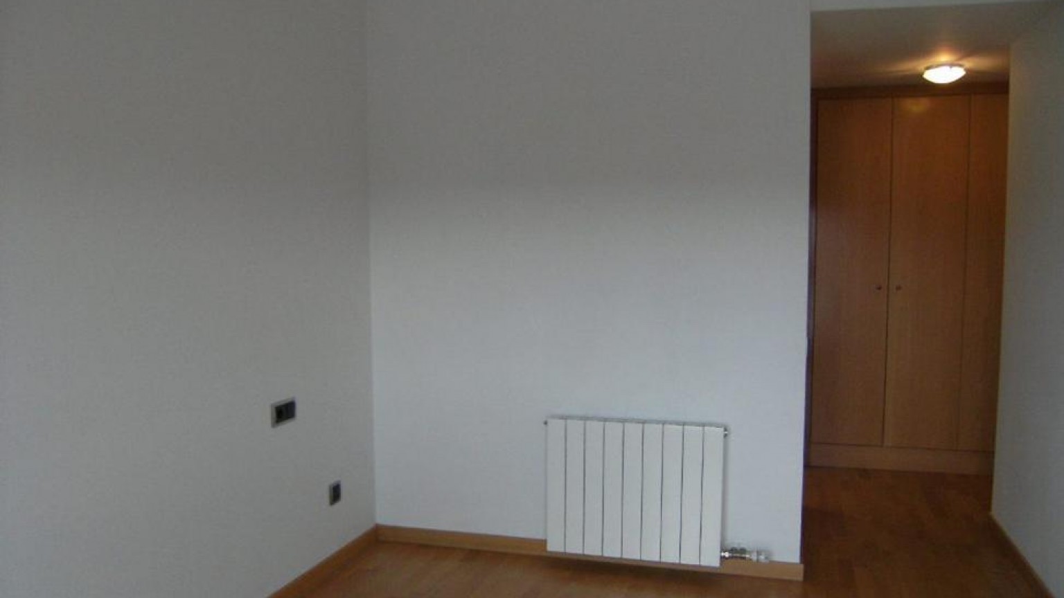 Flat for sale with parking and storage room, communal pool and garden, residential area.