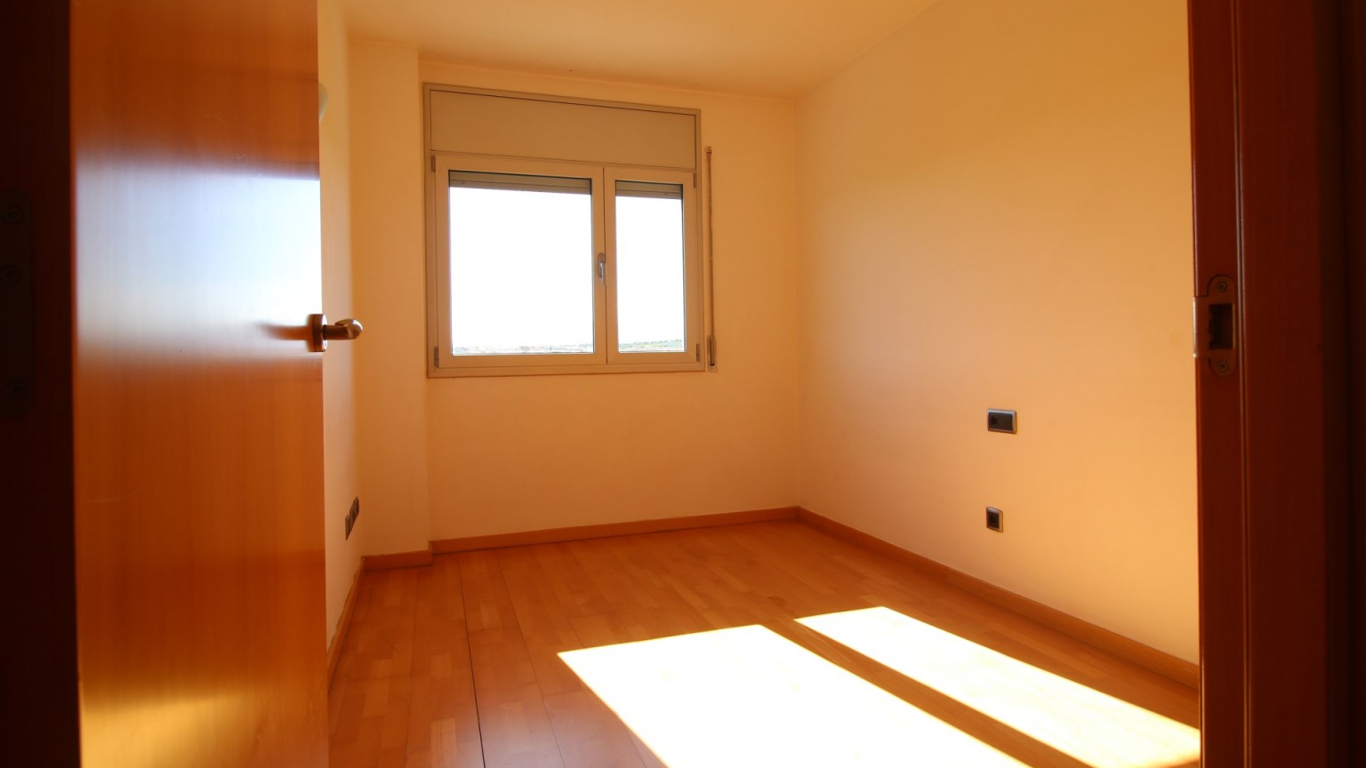Flat for sale with parking and storage room, communal pool and garden, residential area.