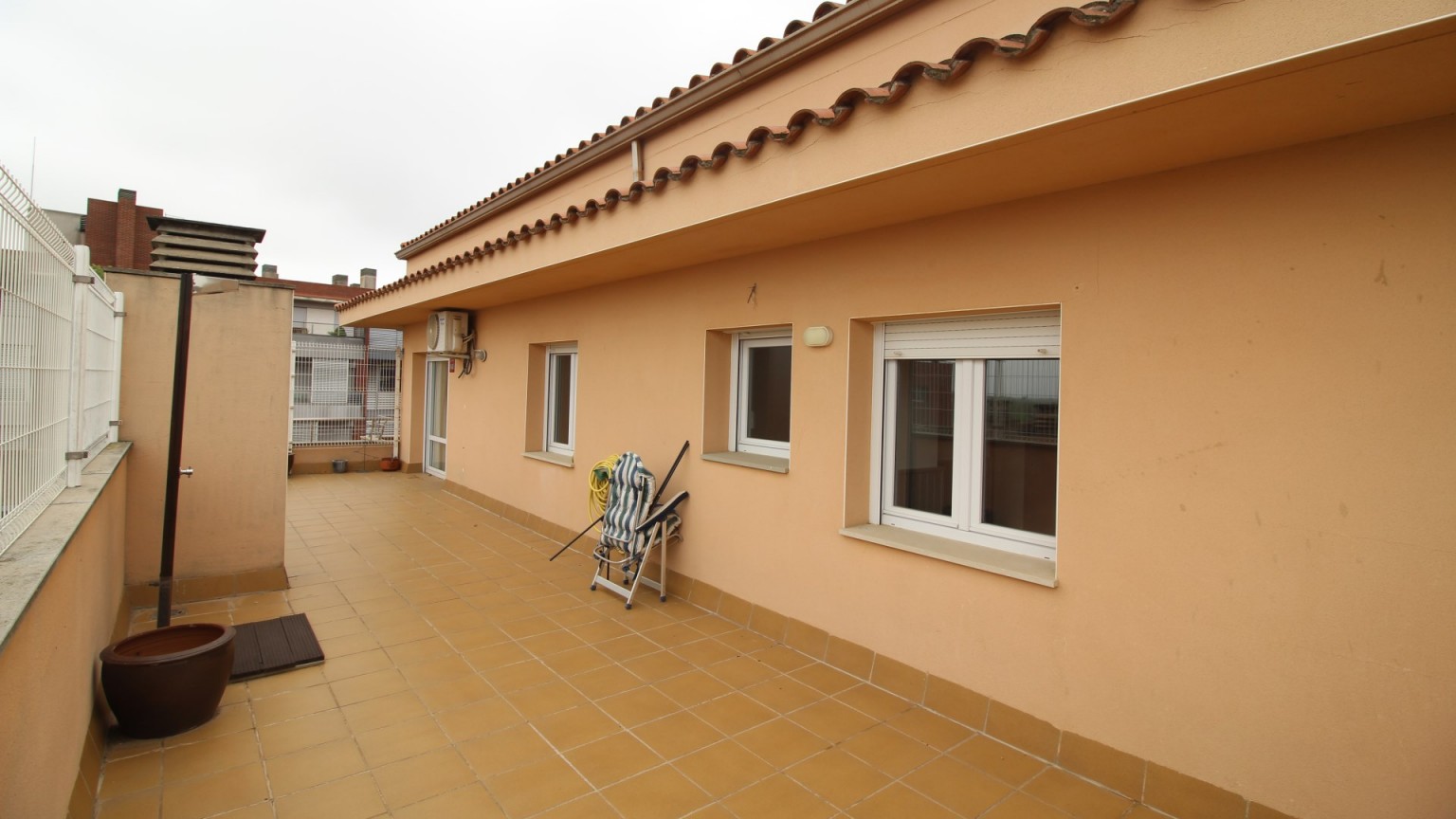 Excelente duplex en venta, con amplias terrazas y parking incluido , zona Creu de la Mà.