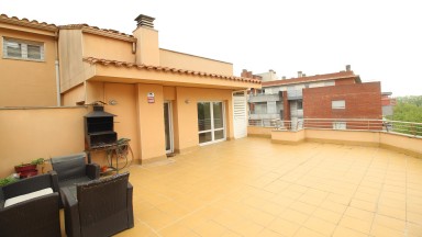 Excellent duplex for sale, with large terraces and parking included, Creu de la Mà area.