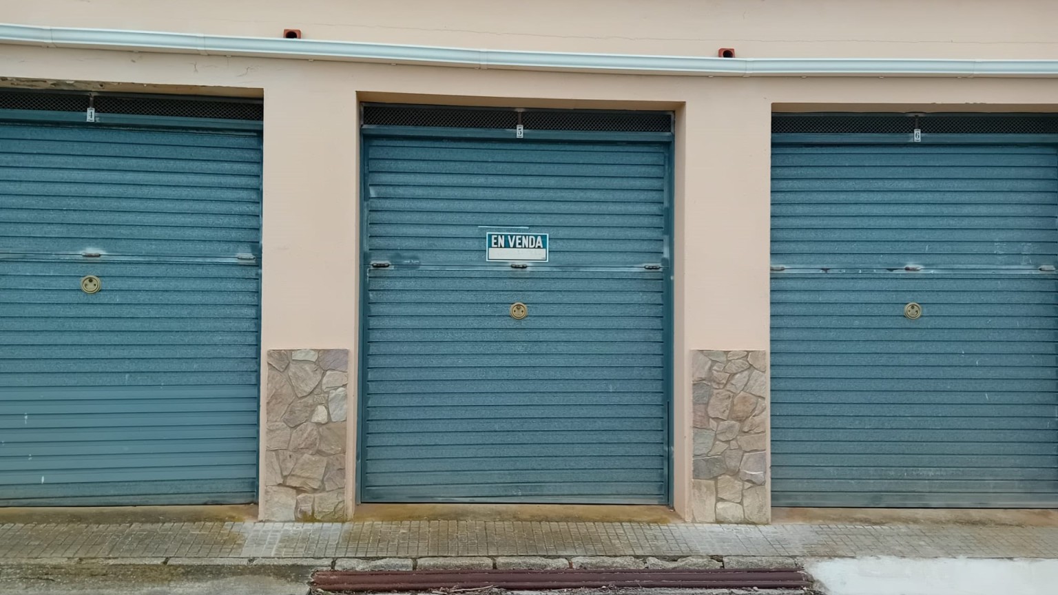 Garage fermé en vente à Fané