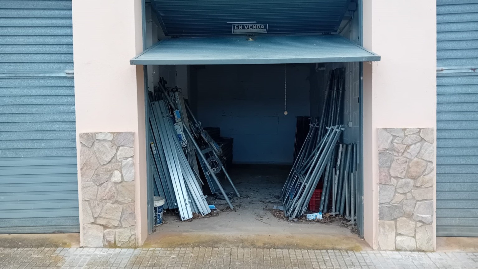 Garage fermé en vente à Fané