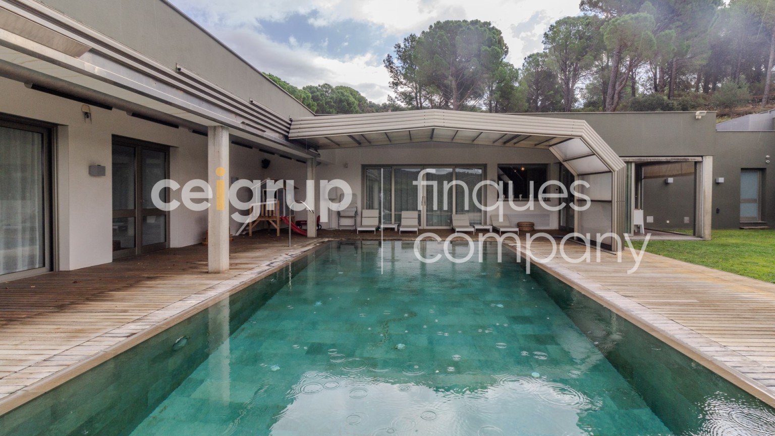 Magnífica casa aislada en venta, con jardin y piscina, en La Jonquera