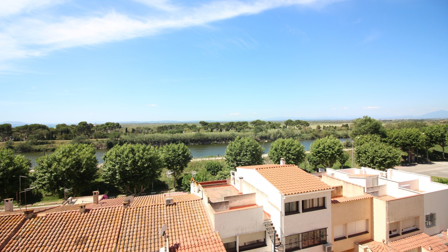 Apartamento en venta, con ascensor, excelentes vistas a los Aiguamolls de l'Empordà